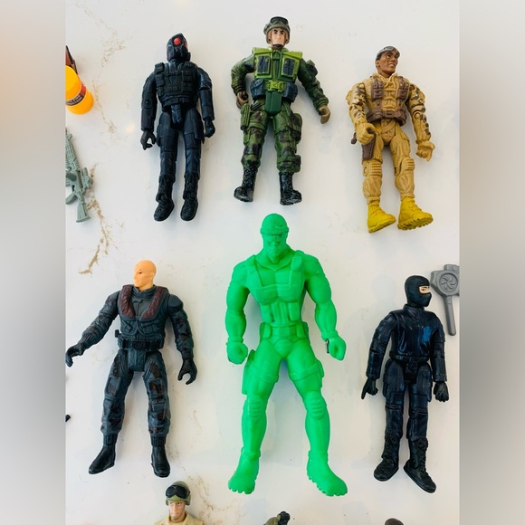 Vintage GI Joe Action Figure Lot w/ Mixed Toy Soldiers & Accessories. - Picture 4 of 10